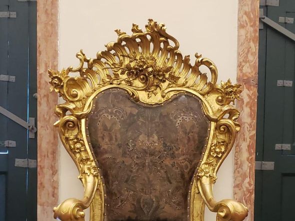 Cadeira tipo trono de bispo do século XVIII por Divulgação