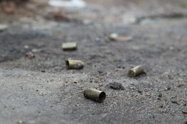 Cápsulas de balas ficaram espalhadas nas ruas