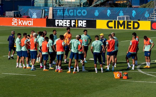Ramon Menezes orienta jogadores da Seleção em treino por Joilson Marconne/CBF