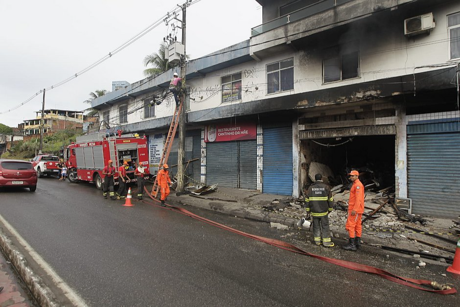 Loja incendiada na madrugada dessa quinta-feira (15) . Crédito: Arisson Marinho/ CORREIO