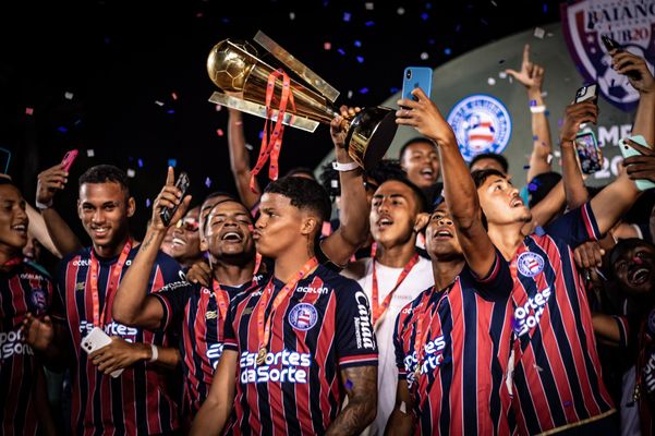 Time sub-20 do Bahia levanta a taça do Campeonato Baiano