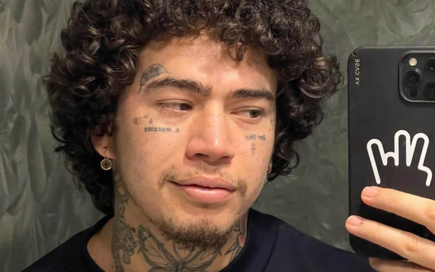 Whindersson Nunes tatua o rosto em homenagem ao filho