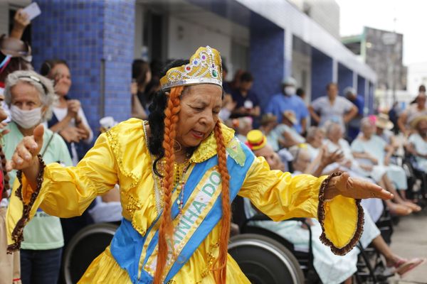 Dinalva Xavier dos Santos, 76 anos, esbanjando alegria durante apresentação junina nas Obras SOciais