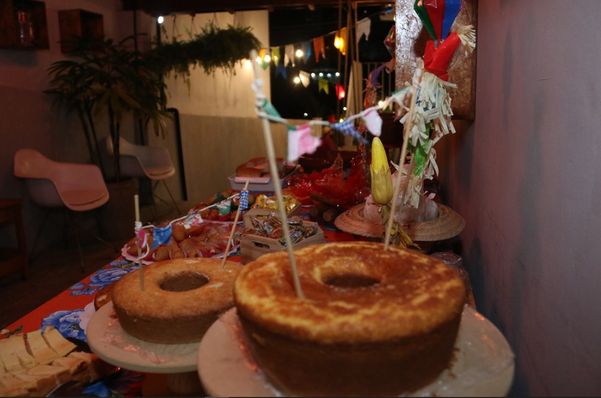 Bolos típicos,  milho e amendoim ainda podem ser comprados no feriado junino por Ana Lúcia Albuquerque/CORREIO