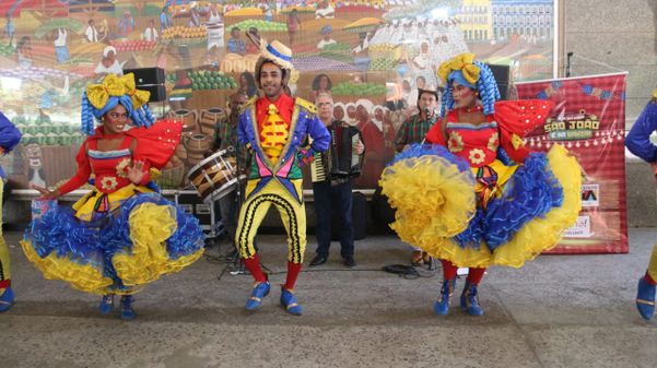 Clima junino anima passageiros na rodoviária