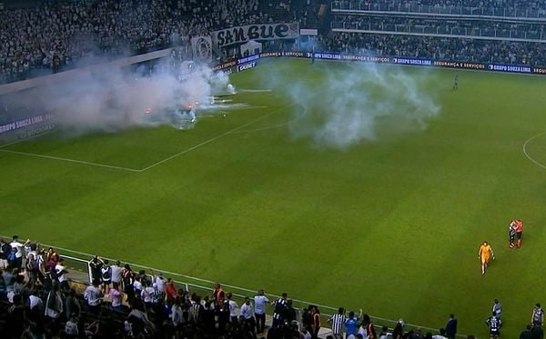 Rojões e sinalizadores foram atirados no gramado da Vila Belmiro