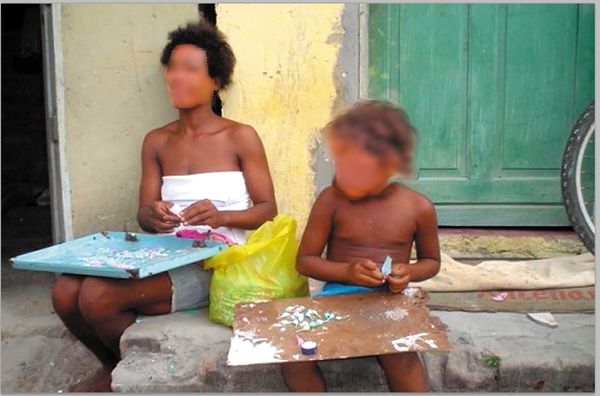Crianças trabalham na produção de fogos