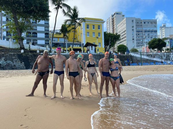 Faça chuva ou faça sol, a turma da Natação Peixinho não abre mão do Porto da Barra