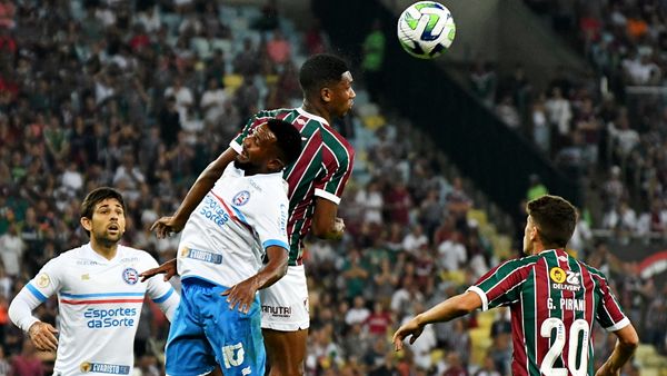 Cicinho falhou feio no gol marcado pelo Fluminense