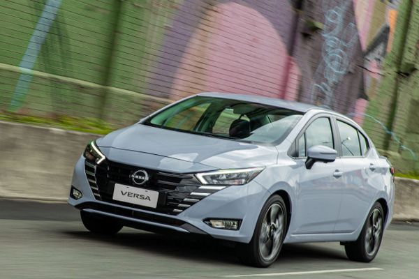 Rival de sedãs como Honda City e Toyota Yaris, o Nissan Versa teve uma leve atualização