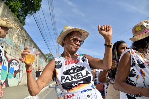 A aposentada Silvia Luz no Festival de Samba Junino