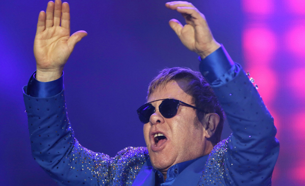 Elton John se emociona com último show no Reino Unido