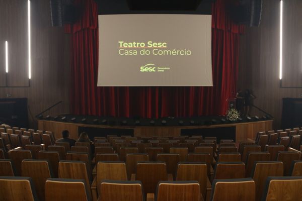 A requalificação do teatro incluiu obras civis e de acessibilidade no palco, plateia, camarins e foyer