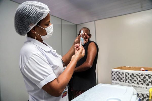 Confira os postos de vacinação contra Covid-19 e gripe em Salvador