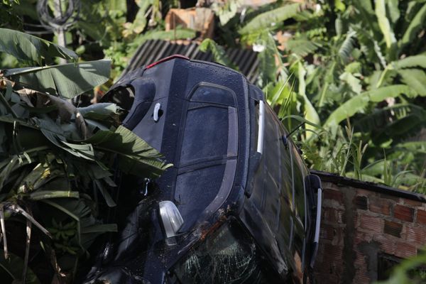 Há risco do carro continuar caindo e atingir outras casas por Arisson Marinho/CORREIO