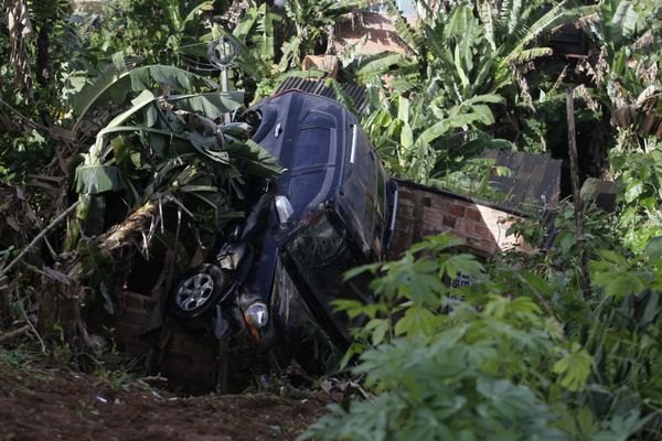 Há risco do carro continuar caindo e atingir outras casas por Arisson Marinho/CORREIO
