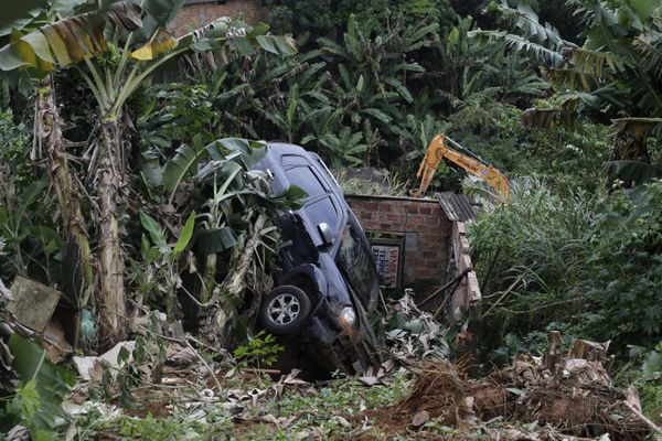 Há risco do carro continuar caindo e atingir outras casas por Arisson Marinho/CORREIO