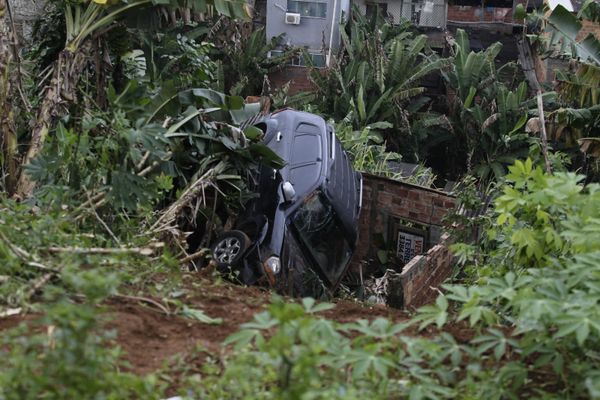 Há risco do carro continuar caindo e atingir outras casas por Arisson Marinho/CORREIO