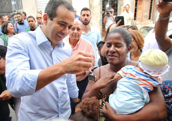 Mariana recebe a chave da nova residência