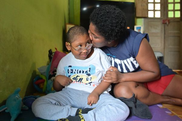 Lucimeire com o filho Gabriel, que tem microcefalia. Ela entrou novamente na Justiça para garantir remédio à base de cannabidiol