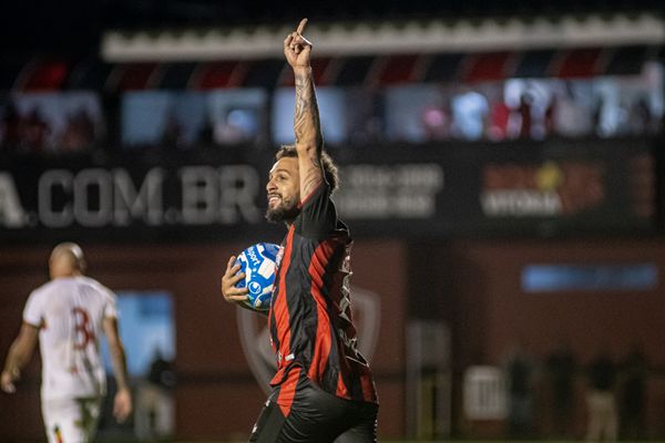 Wellington Nem deu as assistências para os dois gols do Vitória contra o Sampaio Corrêa