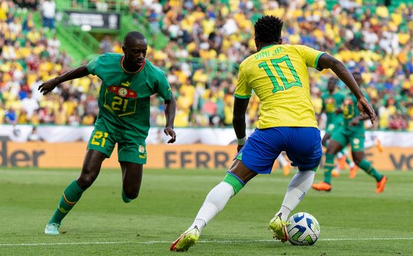 Vini Jr e Sabaly durante o amistoso Brasil x Senegal