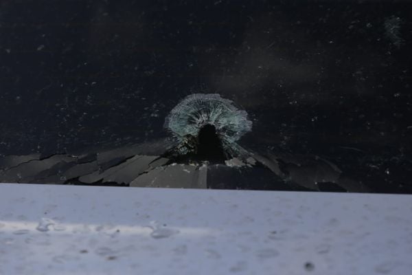 Disparos atingiram carros e janelas de residências por Arisson Marinho/CORREIO