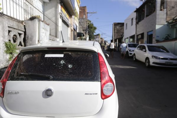 Disparos atingiram carros e janelas de residências por Arisson Marinho/CORREIO