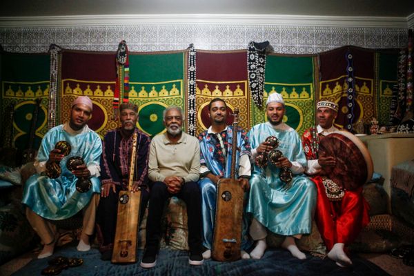 No Marrocos, único país fora da Europa da turnê,  Gil encontra um grupo de música tradicional africana