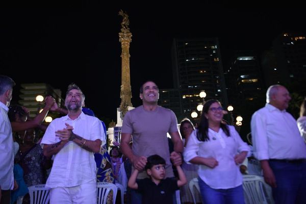 Pedro Tourinho ao lado de Bruno Reis, prefeito de Salvador, e Ana Paula Matos, vice-prefeita e secretária de Saúde de Salvador por Divulgação