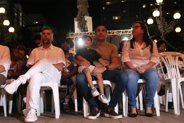 Pedro Tourinho ao lado de Bruno Reis, prefeito de Salvador, e Ana Paula Matos, vice-prefeita e secretária de Saúde de Salvador por Ana Albuquerque/CORREIO
