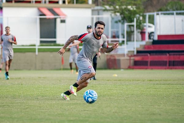 Wellington Nem durante treino do Vitória