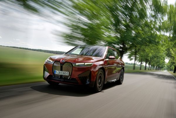 BMW iX M60 AVENTURINE RED