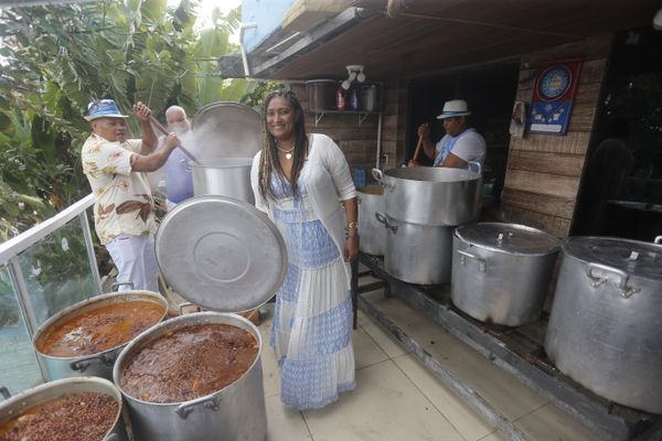 Adilson e Valdineia preparam 300kg de feijão todo Dois de Julho.