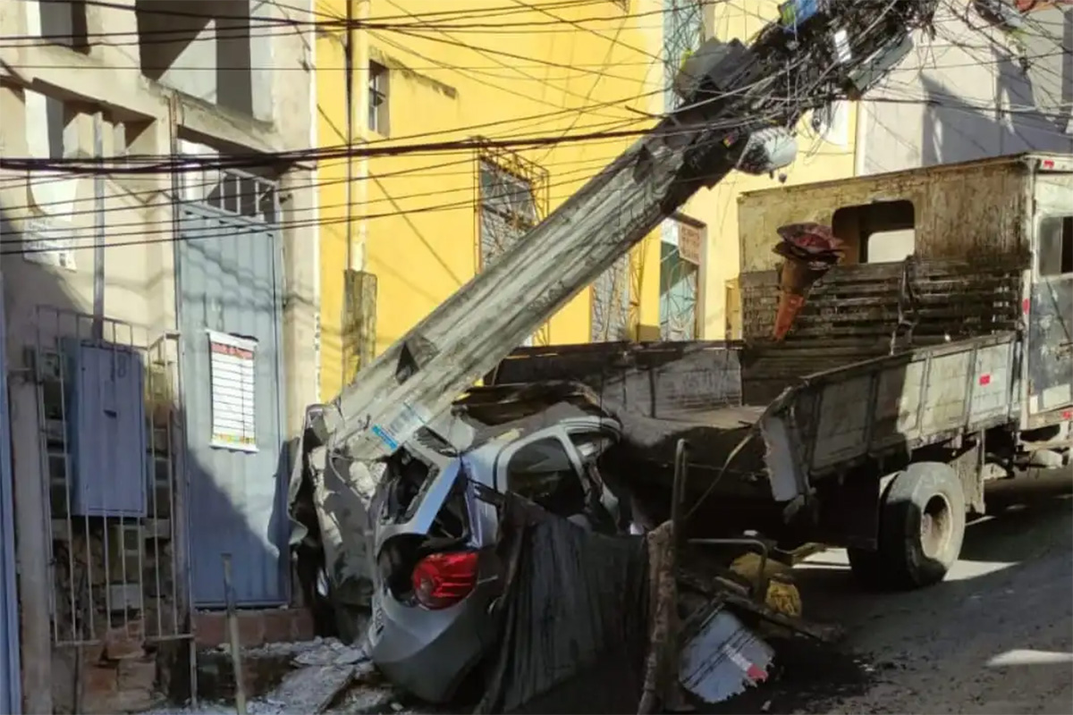 Motorista perde o controle e caminhão baú tomba no trevo do Novo Prado -  Bahia ExtremoSul