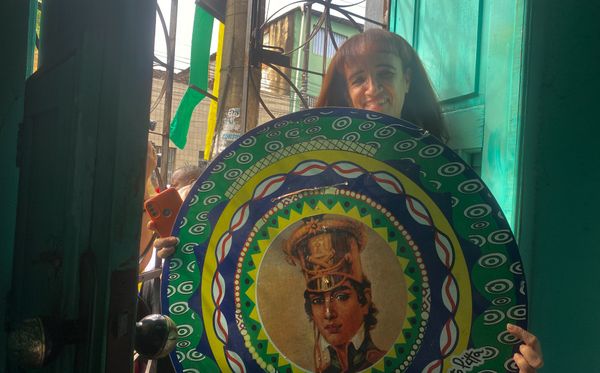 Maria Quitéria Azevedo coloca no portão de casa a imagem da heroína homônima em todo Dois de Julho.