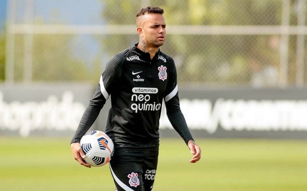 Luan em treino do Corinthians em 2021