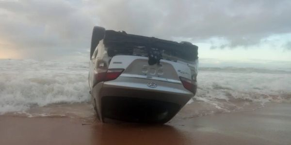 Carro foi achado no mar