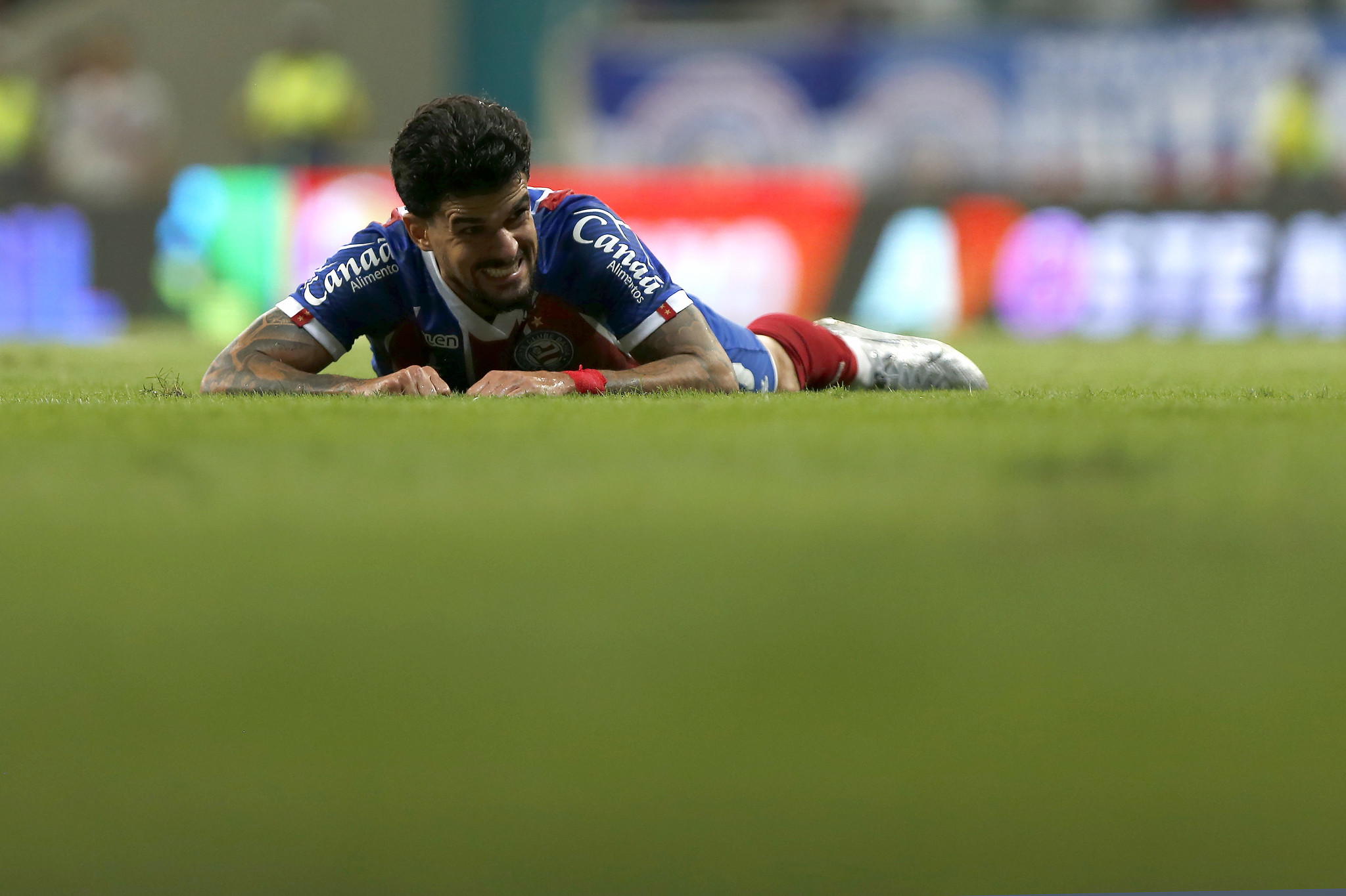 Cauly com a camisa do Bahia por Felipe Oliveira/EC Bahia