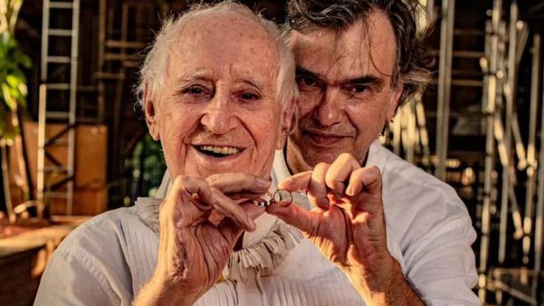 Zé Celso e o marido Marcelo Drummond