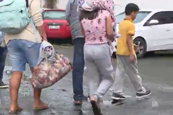 Vítimas tiveram um facão colocado em seus pescoços durante assalto a 