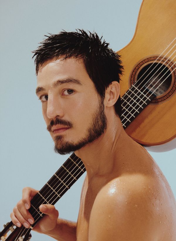 Tiago Iorc se apresenta com banda  