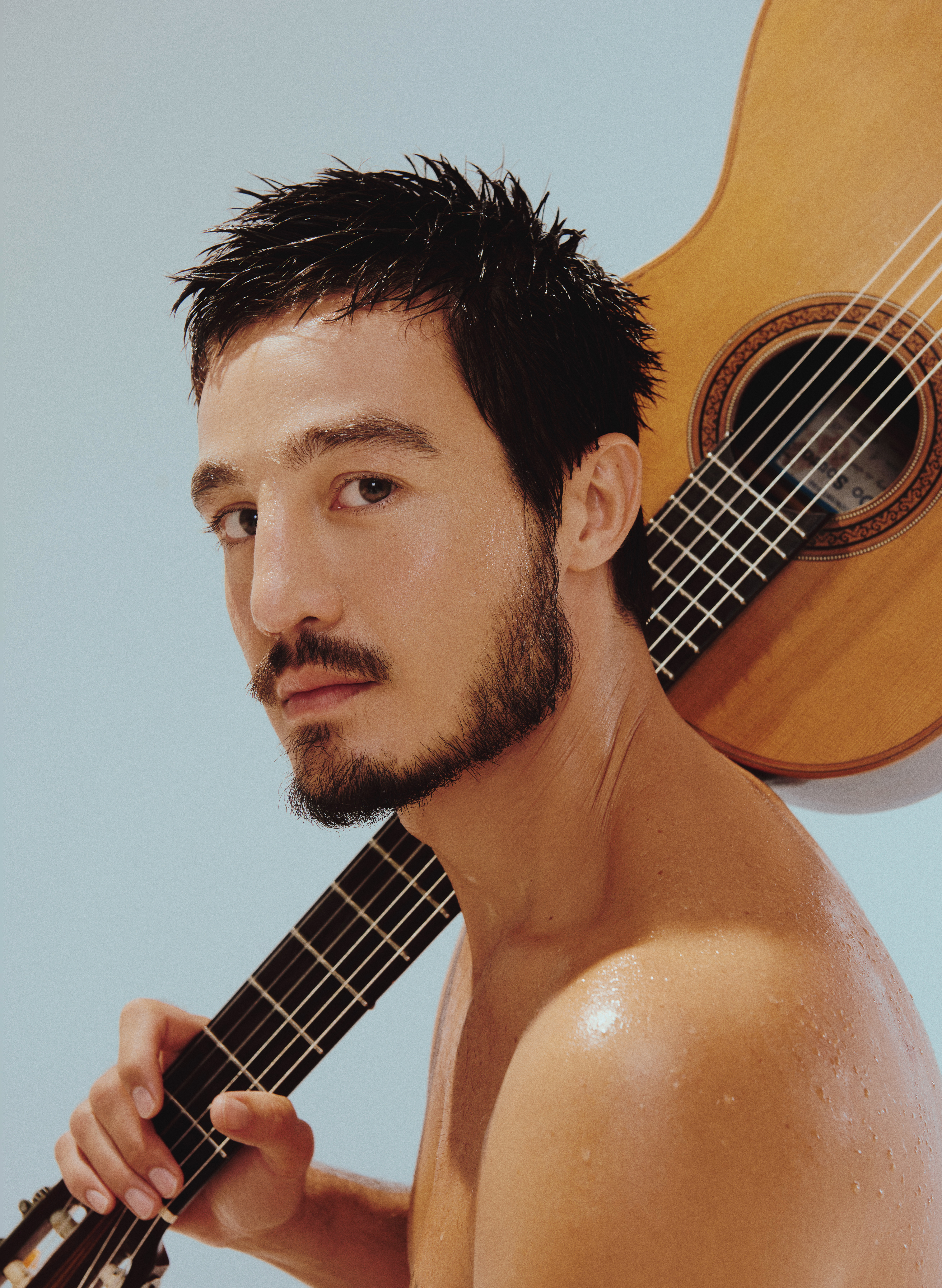 Tiago Iorc se apresenta com banda por Divulgação