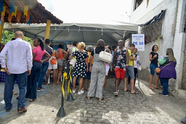 Moradores em ponto de encontro