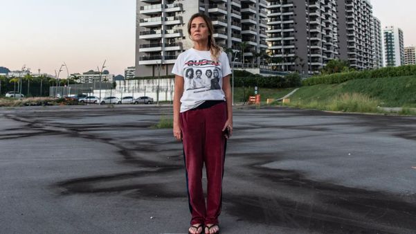 Adriana Esteves rouba a cena em “Os Outros”; segunda temporada da série está confirmada