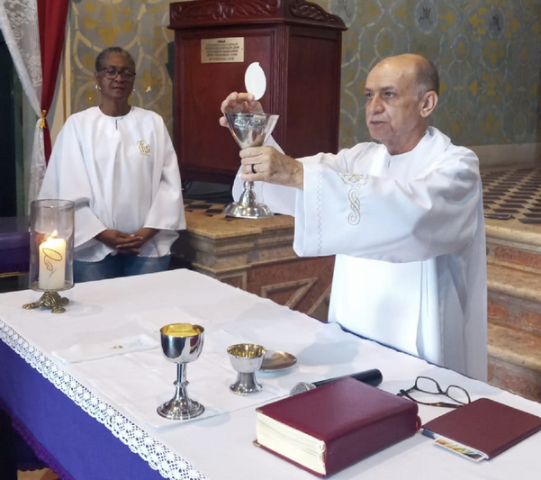 Padre Ronaldo  foi nomeado pároco da Paróquia Santo Antônio Além do Carmo em 2002