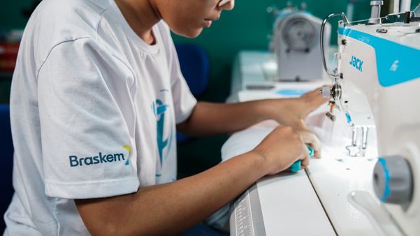 Ponto da Moda abre inscrições para curso gratuito de costura industrial em Salvador