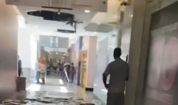 Queda de gesso de parte do teto no shopping