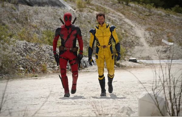 Ryan Reynolds e Hugh Jackman em cena de Deadpool 3