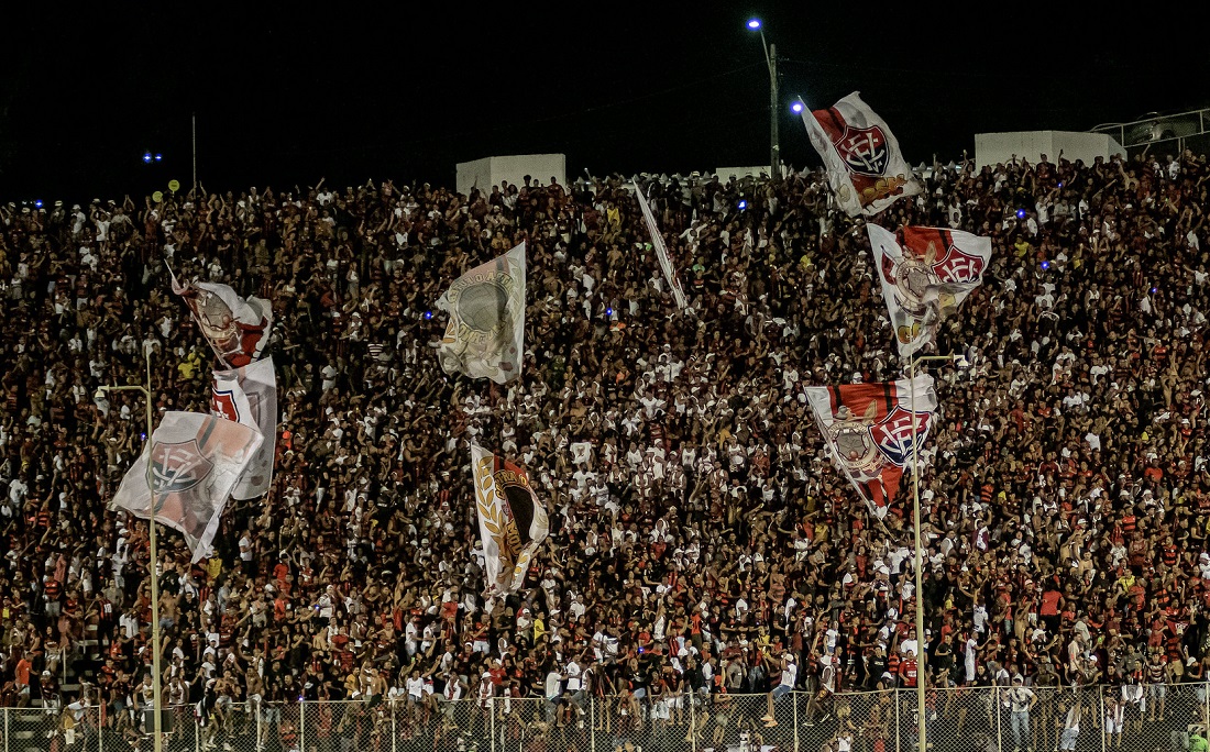 Venda de ingressos para jogo do Vitória tem filas e confusão; VÍDEOS